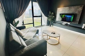 Living area - Mosaic 3Bedroom Dark Elegance with Bathtub 8-13pax (Plentong)