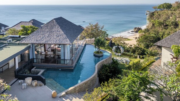A luxurious villa with a private pool, overlooking a beach and the sea. - By The Cliff Bali Villa (Jimbaran)