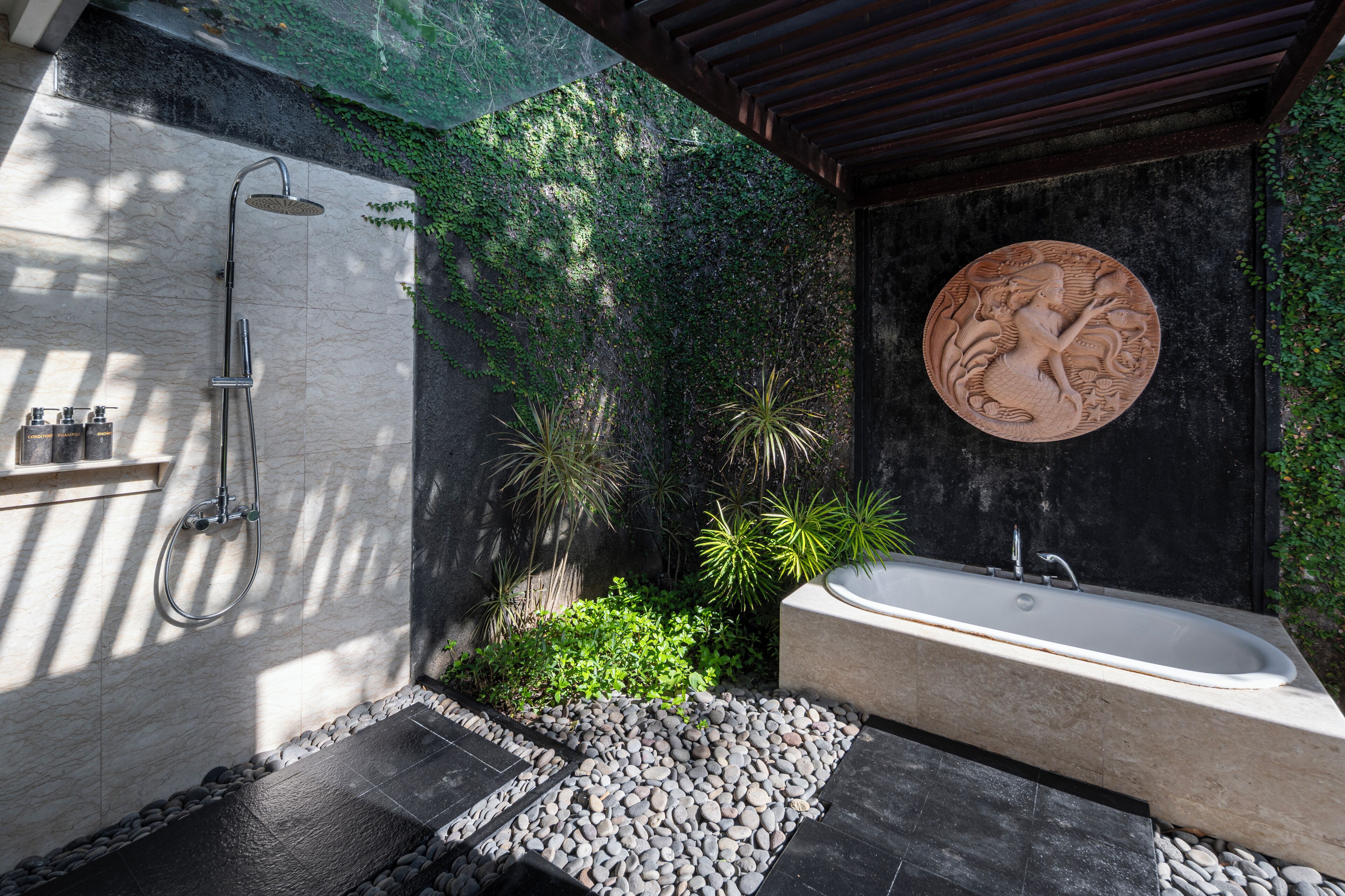 Une salle de bain moderne avec une baignoire sur pieds, une douche et un élément décoratif mural.