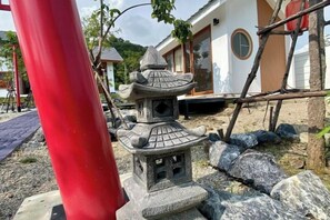 Exterior detail - Taka Onzen (Kaeng Khoi)
