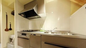 Una cocina moderna con electrodomésticos de acero inoxidable, horno empotrado y encimera elegante.