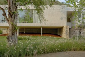 المنشأة من الخارج