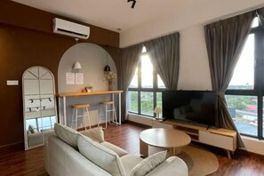Room - Urban Retreat @ K Avenue • Pool • Paid Parking (Donggongon)