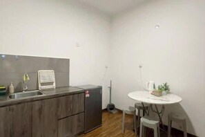 Room - Family-friendly Homey Unit with Parking (5 mins to airport) (Donggongon)