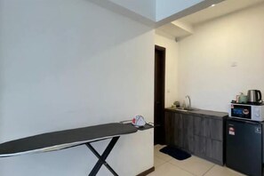 Room - Family-friendly Homey Unit with Parking (5 mins to airport) (Donggongon)
