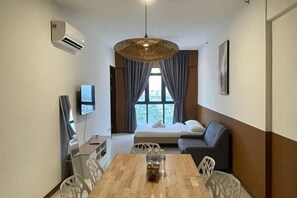 Room - Family-friendly Homey Unit with Parking (5 mins to airport) (Donggongon)