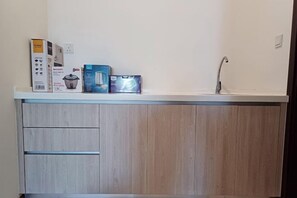 Room - Family-friendly Homey Unit with Parking (5 mins to airport) (Donggongon)