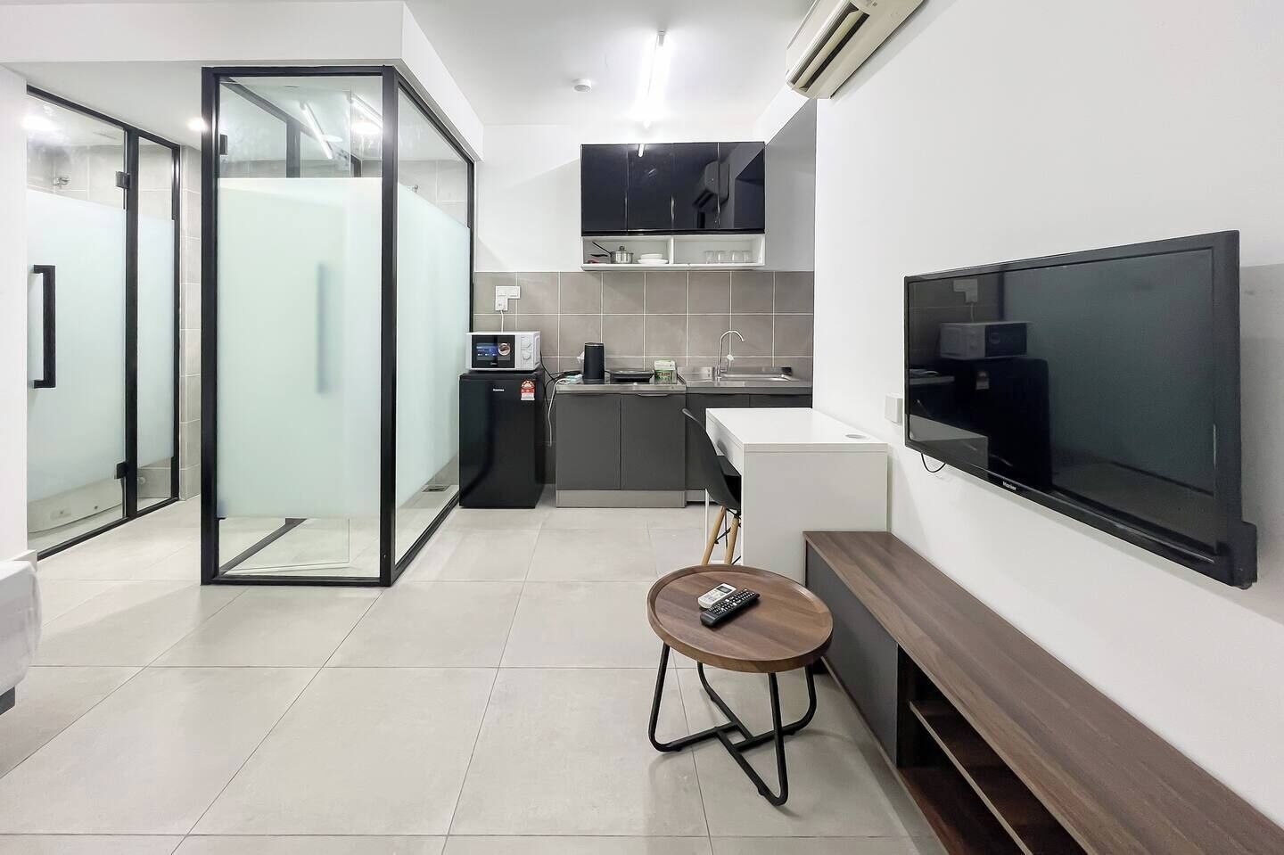 Deluxe Studio | Living area | Flat-screen TV