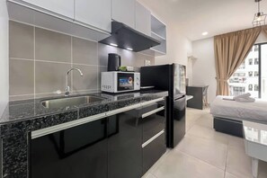 Standard Studio | Private kitchen | Electric kettle - DK Impian Luxury Condominiums Smarthome (Shah Alam)