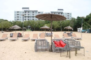 Private beach nearby - Grand Florida Beachfront Condo Resort Pattaya E208 (Sattahip)