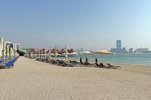 Beach - bnbme Beachfront Bliss Apt in Anantara Resort (Dubai)