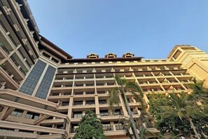 Exterior - bnbme Beachfront Bliss Apt in Anantara Resort (Dubai)