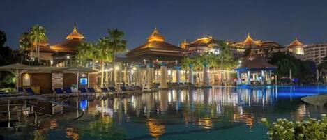 حمام سباحة خارجي