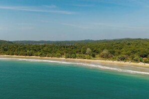 A coastal landscape with a beach and forested hills. - Ranna Beach House - Your own haven by the beach (Hambantota)