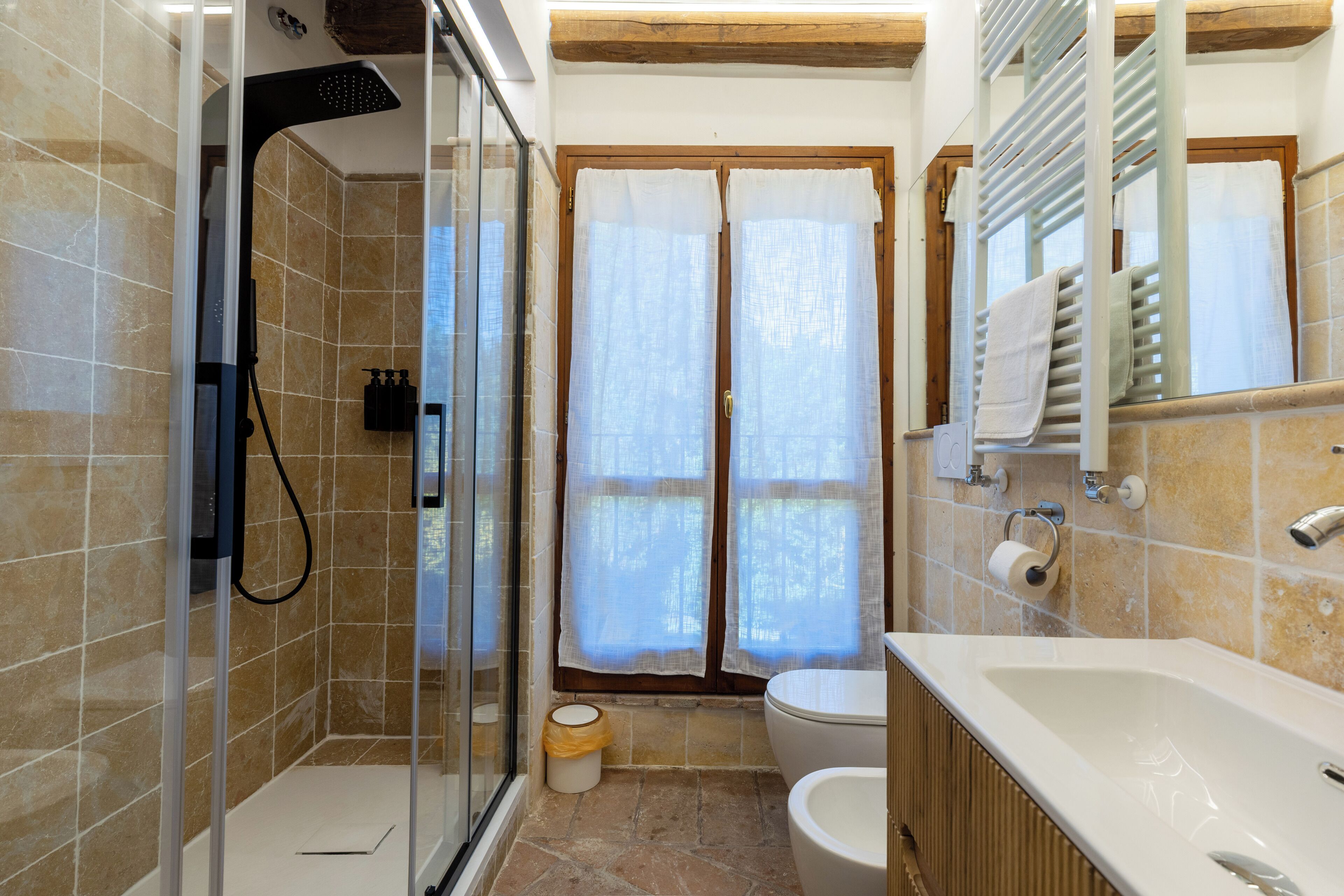 Suite familiare | Bagno | Set di cortesia gratuito, asciugacapelli, asciugamani, sapone