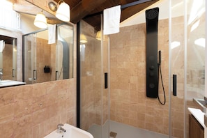 Deluxe Double Room | Bathroom | Free toiletries, hair dryer, towels, soap