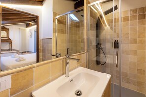 Habitación doble Deluxe | Baño | Amenidades de baño gratuitas, secadora de cabello, toallas, jabón