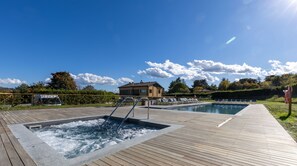 A pool area with two hot tubs and a wooden deck. - Borgo Malvasia- La Cascina (Sasso Marconi)