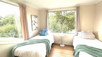 Cribs/infant beds