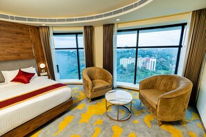 Suíte superluxo, vista para a cidade | Quartos à prova de som, ferros/tábuas de passar roupa, Wi-Fi de cortesia