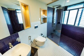 Luksussviitti, kaupunkinäköala | Kylpyhuone | Tohvelit