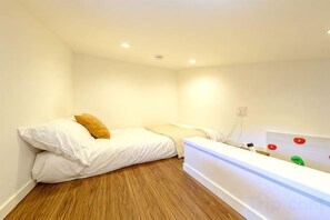 Unclassified image, 5 of 25, button - Higashi Nakano Monthly House (Tokyo)