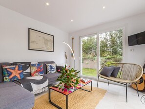 TV - Charming house with garden near the beach (Saint-Jean-de-la-Rivière)