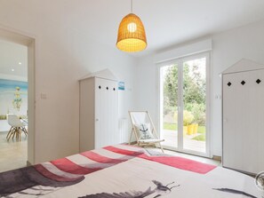 1 bedroom, free WiFi - Charming house with garden near the beach (Saint-Jean-de-la-Rivière)