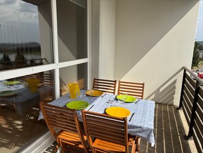 Outdoor dining - Modern duplex for 8, lake view, near slopes (Besse-et-Saint-Anastaise-Super Besse)