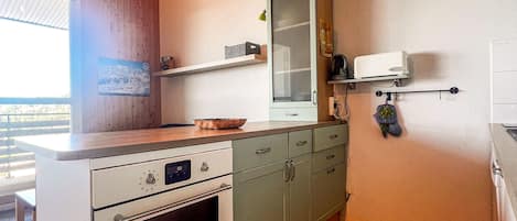 Réfrigérateur, four à micro-ondes, un four, surface de cuisson