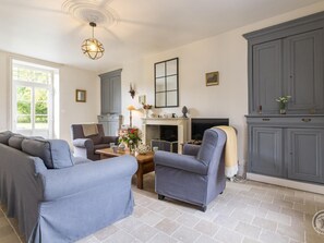 Tv, pejs, bordtennisbord