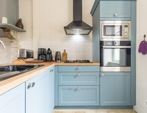 ثلاجة، ميكروويف، غسالة أطباق، ماكينة لصنع القهوة/الشاي