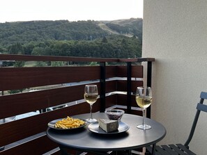 Outdoor dining - Modern studio in Super Besse, lake Hermines view (Besse-et-Saint-Anastaise-Super Besse)
