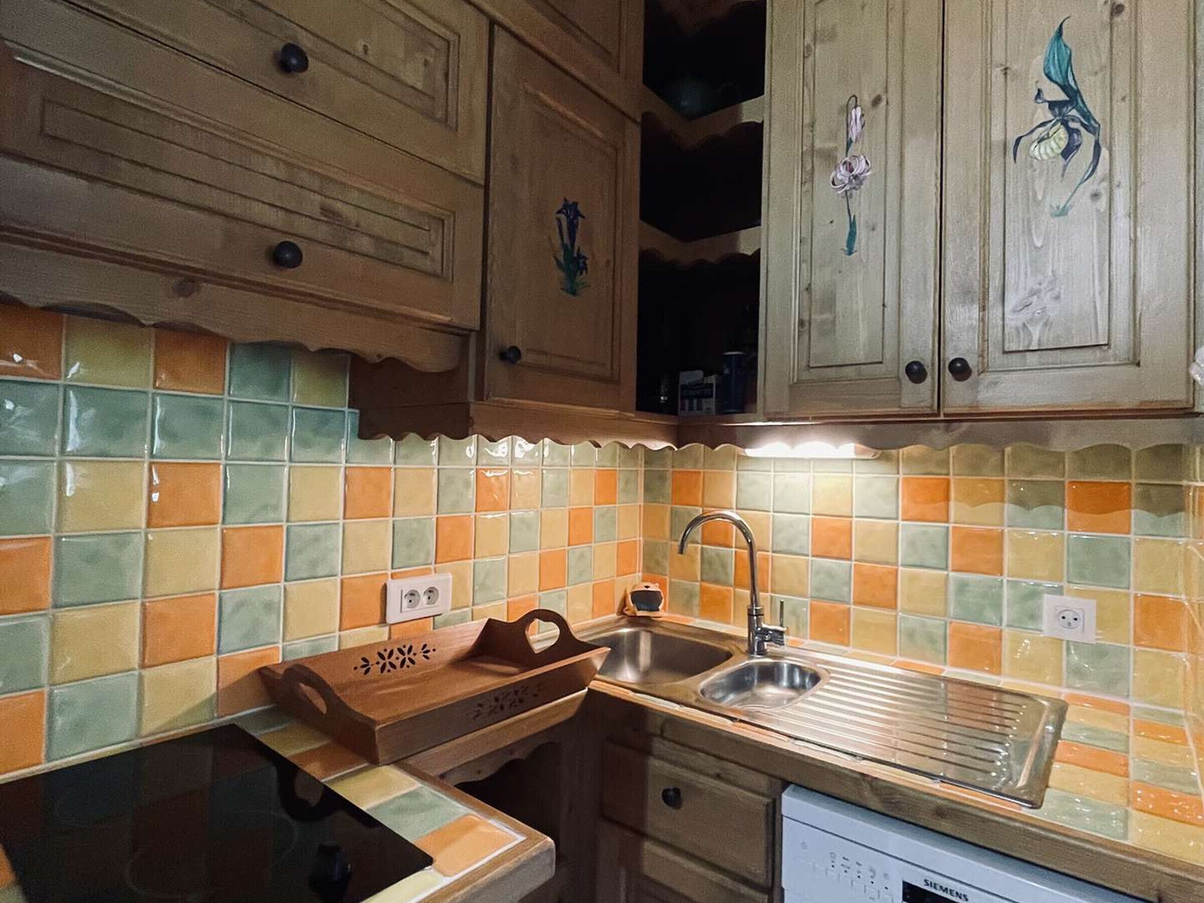 Réfrigérateur, micro-ondes, lave-vaisselle, cafetière/bouilloire