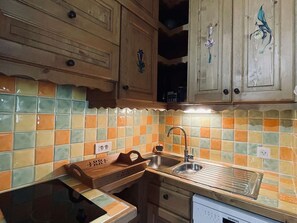 Kjøleskap, mikrobølgeovn, oppvaskmaskin og kaffetrakter/tekoker