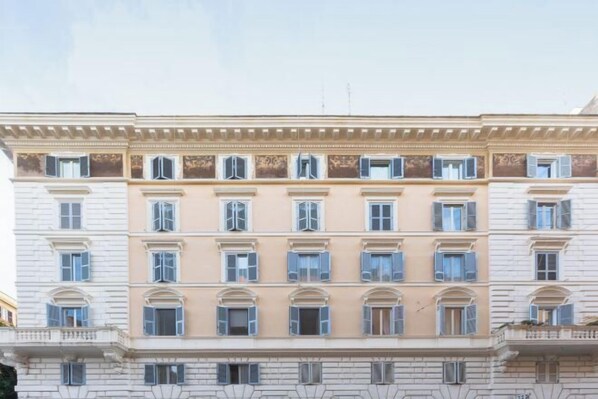 Exterior - Colosseum Holidays - Three-Bedroom Apartment (Rome)