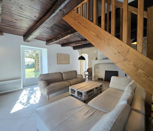 Cozy house with enclosed garden, pets allowed, near Périgueux