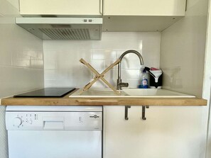 Refrigerador, microondas, cafetera y tetera y tostadora 