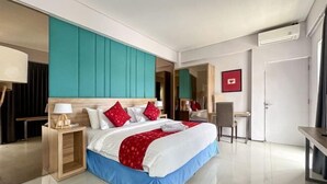 Une chambre d’hôtel moderne, dotée d’un grand lit, d’un bureau et d’une chaise.