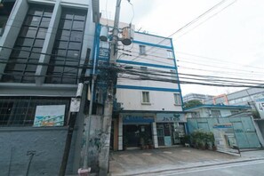 Unclassified image, 4 of 16, button - J and T Jamich Suites by RedDoorz (Pasay)