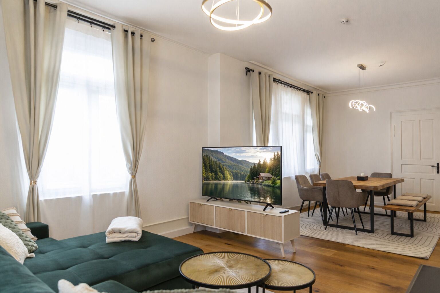 Smart-TV, Kamin, Bücher