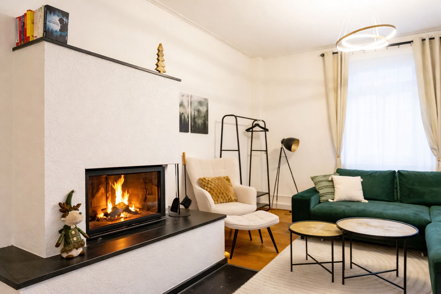 Smart-TV, Kamin, Bücher