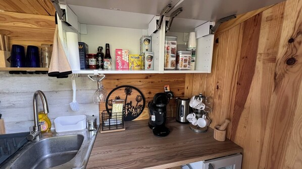 Réfrigérateur, four à micro-ondes, surface de cuisson, cafetiÚre-théiÚre
