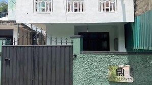 A two-story building with a sign reading "SURIYA HAVEN". - Suriya Haven Homestay (Badulla)