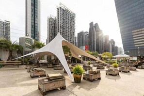 تناول الطعام بالخارج