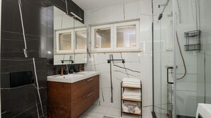 Shower, hair dryer, towels - Apartman Lucija-Brac by Villas Guide (Pucišca)
