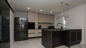 Réfrigérateur, micro-ondes, four, lave-vaisselle