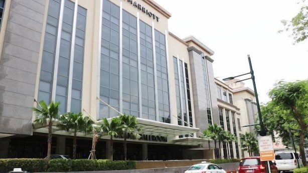 Un hôtel Marriott doté d’une façade moderne, de grandes fenêtres et d’un espace d’entrée abrité.