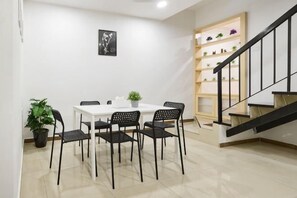 Dining - IpohComfortHomestay, 4-10pax 10mins to attraction (Ipoh)