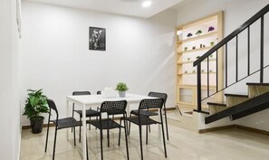 Dining - IpohComfortHomestay, 4-10pax 10mins to attraction (Ipoh)